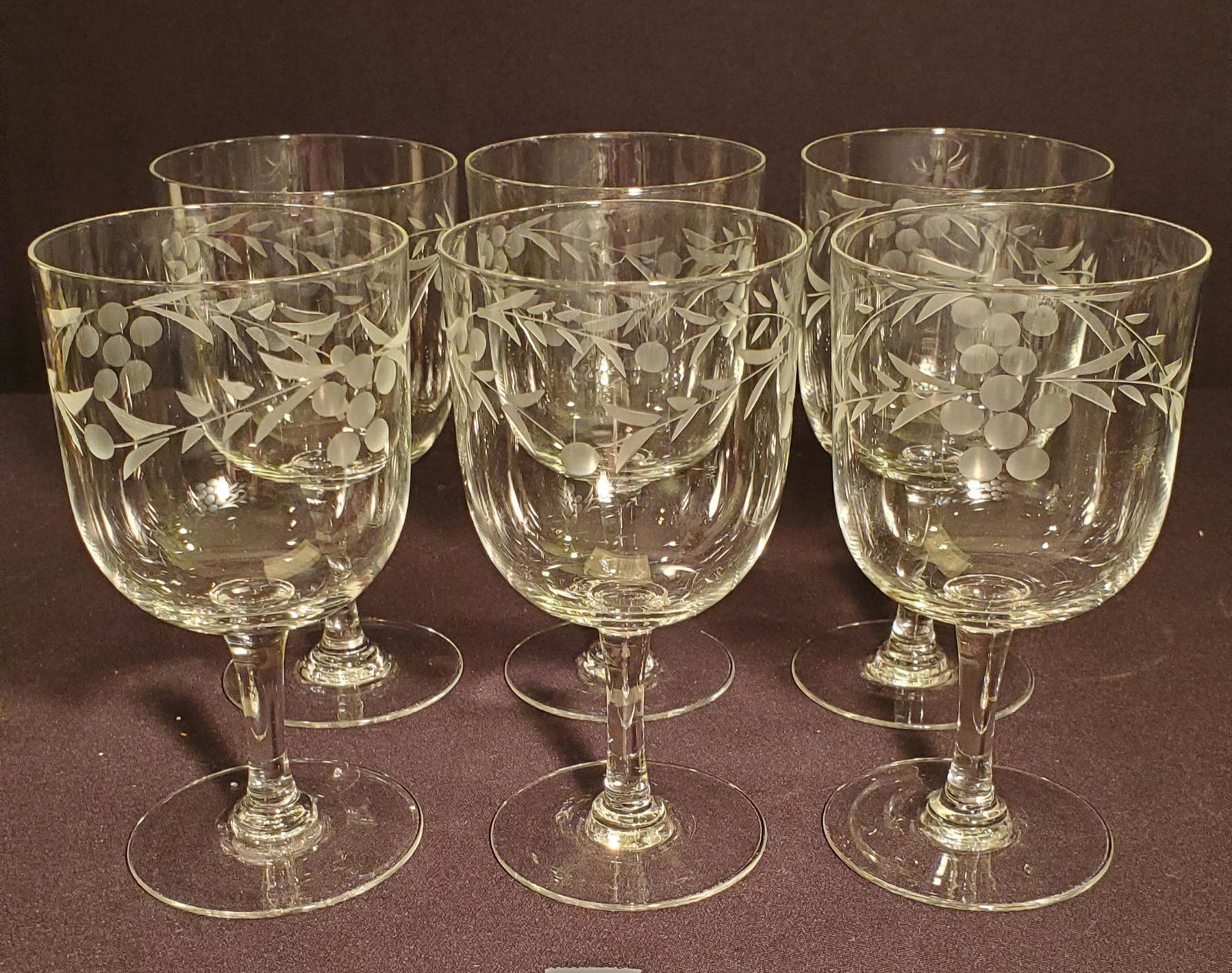 Vintage etched wine glasses: Set of 6 Vintage Mid Century Etched wine glasses with garland design, 5inch tall