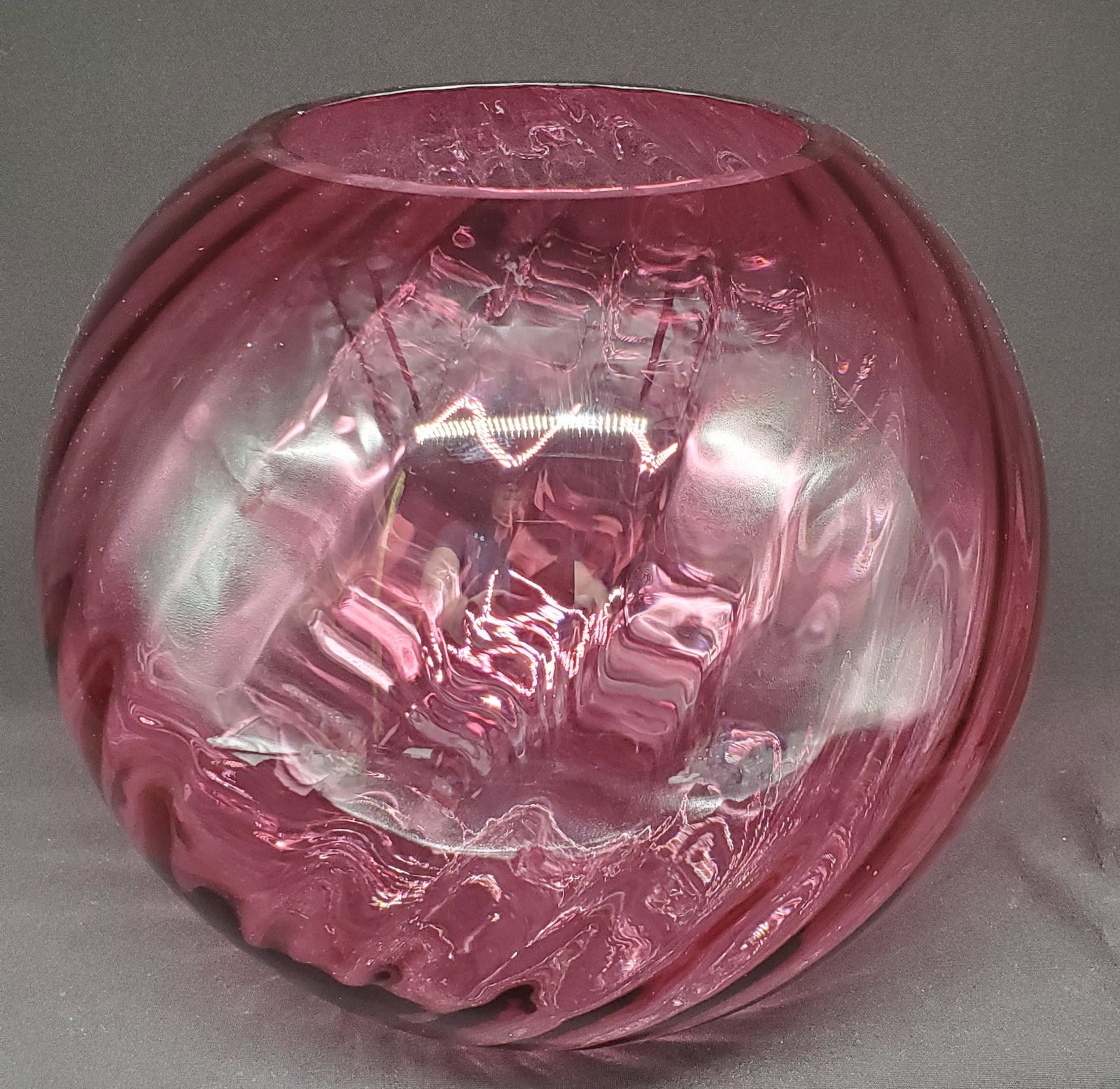 Rare Vintage Vase Signed D Chapman: Rare Vintage mid century hand blown vase signed by D Chapman, art glass, by Pilgrim Glass, 8.5inch tall, 10inches wide
