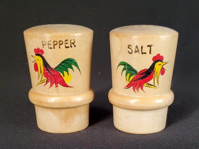 Vintage Mid Century Wooden Rooster Salt and Pepper (1 of 2)