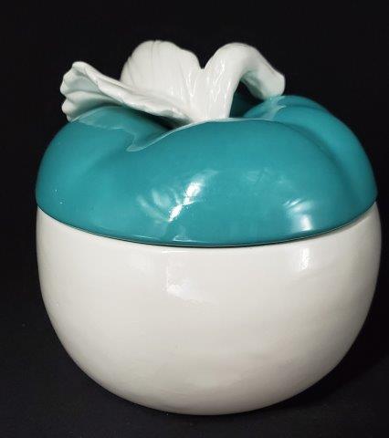 Mid Century apple shaped cookie jar (1 of 2)