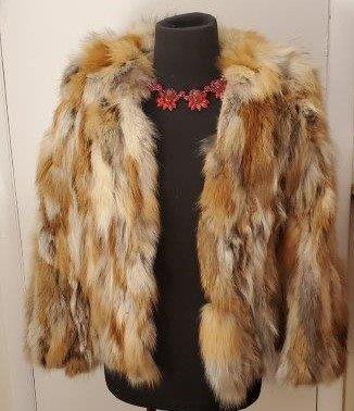 Red fox fur coat: Fabulous Red Fox fur coat, beautiful coloring, with paisley lined pockets, small split in seam of fur on left sleeve that can be simply stitched. Brand unknown, size small, length 22inch, condition co