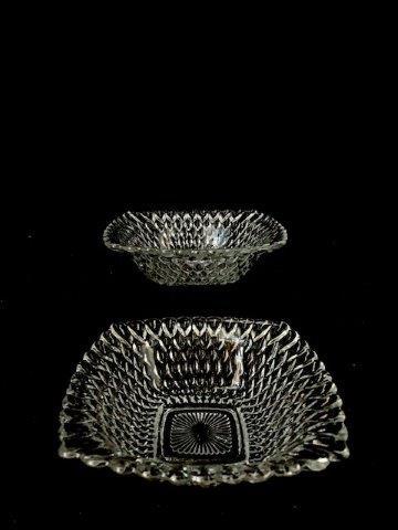 Pair of Vintage Squared Bubble Patterned Bowls: 2 Multifunctional small square bowls in vintage bubble pattern measuring 6.5x6.5 inches and 2inches tall
