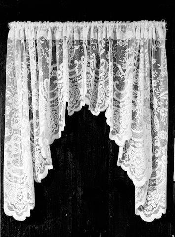 2 sets (4 pannels) Vintage Lace Window Treatments (1 of 2)