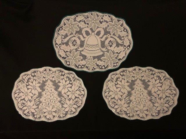 Set of 3 vintage lace table doilys (1 of 3)