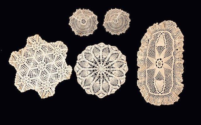 Collection of lace doilies: Beautiful collection of 5 lace doilies, including two 6.5inch, one 20x11 oval, one 12.5inch round, one 14inch point to point