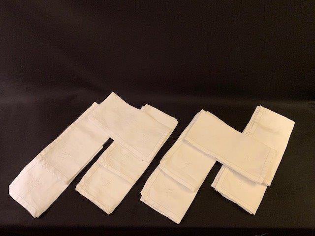 Set of 10 vintage Embroidered Napkins: Beautiful set of napkins