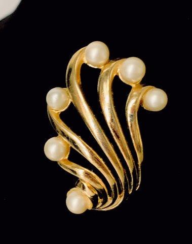 Vintage Trifari Signed Brooch: Beautiful Pearls and swirls, 2 inches in length