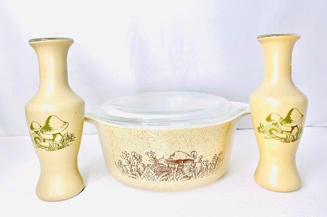 Mushroom Madness Pyrex and Glass: Amazing Vintage Pyrex 472 with lid in the top, mushroom pattern, 750ml, combined with the complimentary encased glass mushroom bud vases. Mid century mushroom madness!