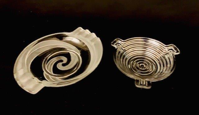 Pair of Mid Century Vintage Glass Ashtrays: 2 awesome vintage ashtrays one atomic swirl and one ribbed 4 inches diameter