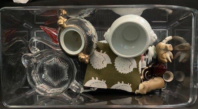 Various contents of tray (1 of 1)