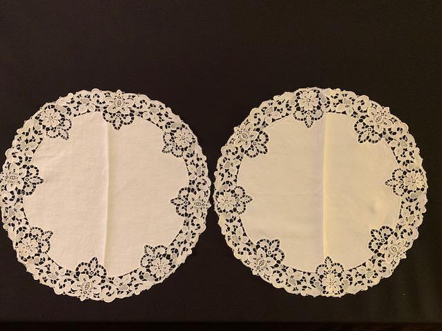 Pair of vintage doilies with lace detail: Beautiful set of 2 vintage doilies with lace detailing 15.5 inch diameter