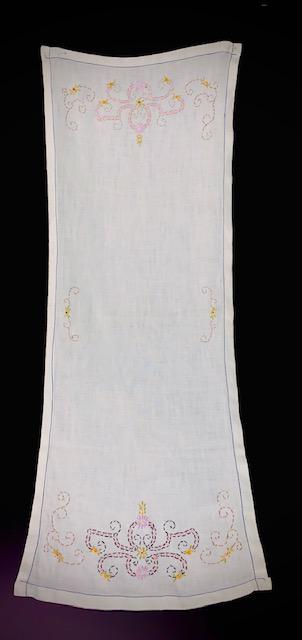 Vintage Embroidered Table Runner: This Embroidered Vitnage Table Runner is totally Kitchy with its stitched octapus embroidery