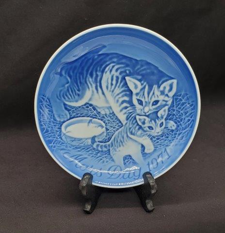 Copenhagen Porcelain 1971 Made in Denmark: Mors Day "Mother's Day" Plate replacements.com asking $80