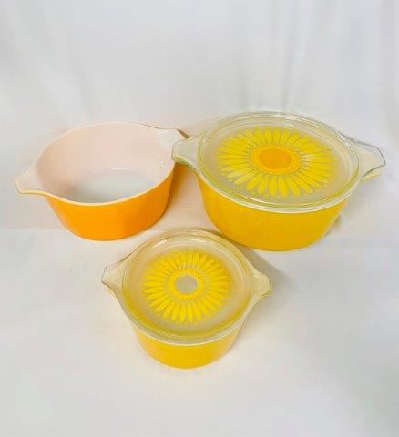Daisy by Pyrex - 5 Piece Set: This is an amazing set of Daisy by Pyrex. Circa 1950s, this pattern is discontinued and highly sought after by collectors, Set includes 3 bowls (#475 with lid, 474 no lid, and 473 with lid). Very good