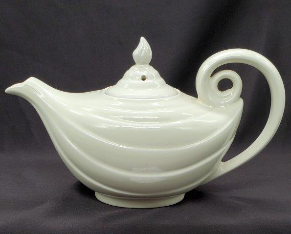 Vintage Hall Aladdin Genie Lamp Teapot: Vintage Hall Aladdin Genie Lamp Teapot 6.5" tall x 10.75" long