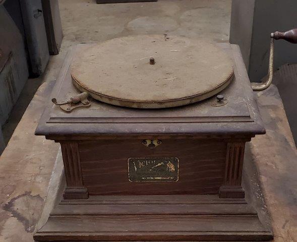 Antique Victor Victrola missing the Arm: Antique Victor Victrola missing the Arm