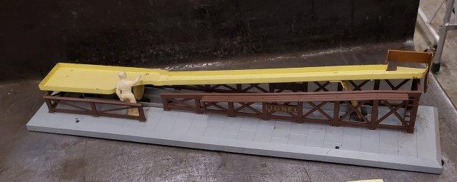 Vintage Lionel 362 Operating Barrel Loader: Vintage Lionel 362 Operating Barrel Loader