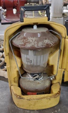 Coleman Model 275 Lantern with Clamshell Case: Coleman Model 275 Lantern with Clamshell Case