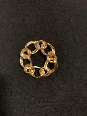 Gold tone Brooch: Vintage gold tone chain link brooch measuring 2 inches in diameter