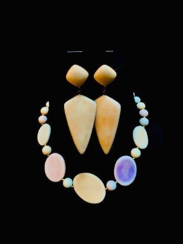 Vintage Bakelite Earring and Necklace Set: Missing