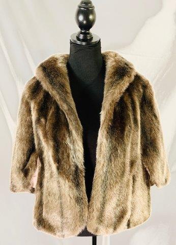 Vintage Regina Glenora Mink Fur Wrap: Simple and sophisticated this gorgeous Regina Glenora mink fur wrap by Glenora measures 16 1/2 across the shoulders has a 19 inch length for the sleeve and the nape of the neck to the bottom is 23 inc