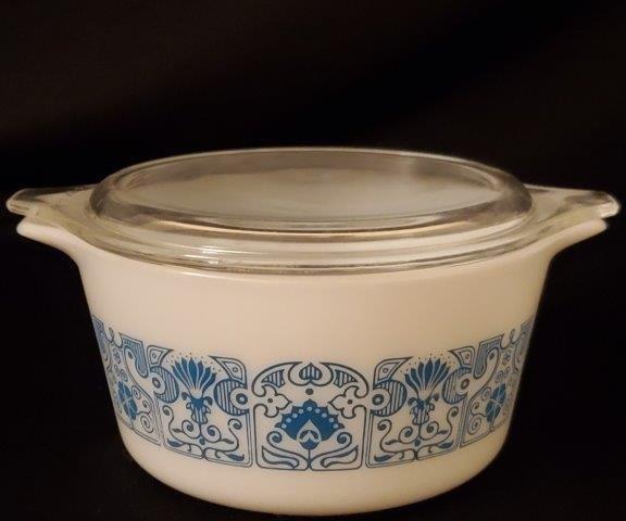 Vintage Art Deco Pyrex With Lid: Unique teal garden pattern on thin vintage Pyrex 473 with lid.