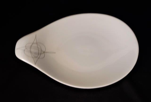 Hall craft Serving Dish by Eva Zeisel: Unique mid century design and shaped by Eva Zeisel, this serving dish measures 13x8 1/2.