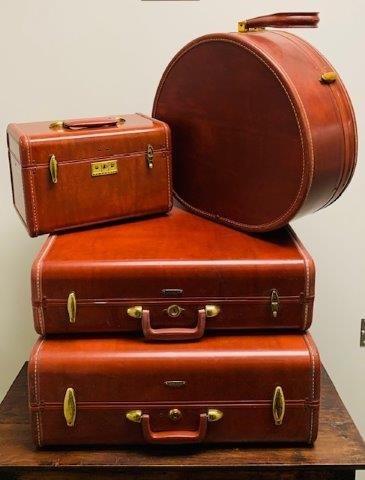 Samsonite luggage suite: Samsonite luggage suite including two suitcases, train case, and hat box. These pieces are in exquisite condition with little to no signs of wear on the interior. Large suitcase comes complete with ha