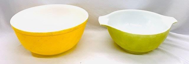 Vintage Pyrex Mixing Bowls: Classic Pyrex mixing bowls. Yellow (403) and Green (112). Some fading condition consistent with age. No chips.