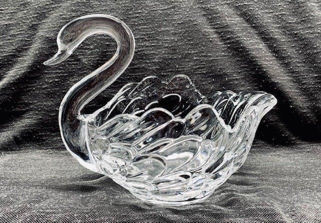 Vintage Clear Glass Swan Candy Dish: Lovely clear glass swan measuring 7 x 5 1/2 x 4 3/4 with unique feather detailing on the body.