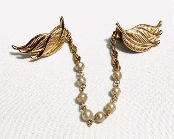 Vintage Goldtone and Faux Pearl Sweater Clip: Lovely demur goldtone and faux pearl sweater clip measuring eight inches in length.