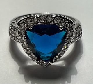 NEW! Blue and White Topaz Ring Size 8 4.30ctw Man-made Blue and White Topaz: NEW! Blue and White Topaz Ring Size 8 4.30ctw Man-made Blue and White Topaz
