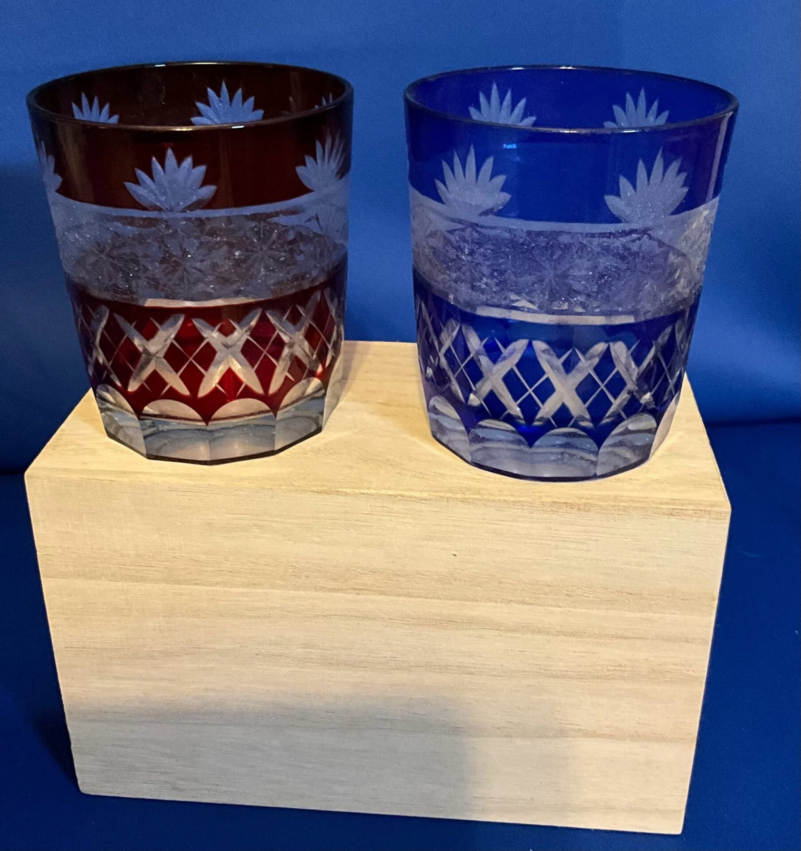 Pair of Vintage Crystal Glass Etched Rock Glasses in a Wooden Box: Pair of Vintage Crystal Glass Etched Rock Glasses in a Wooden Box