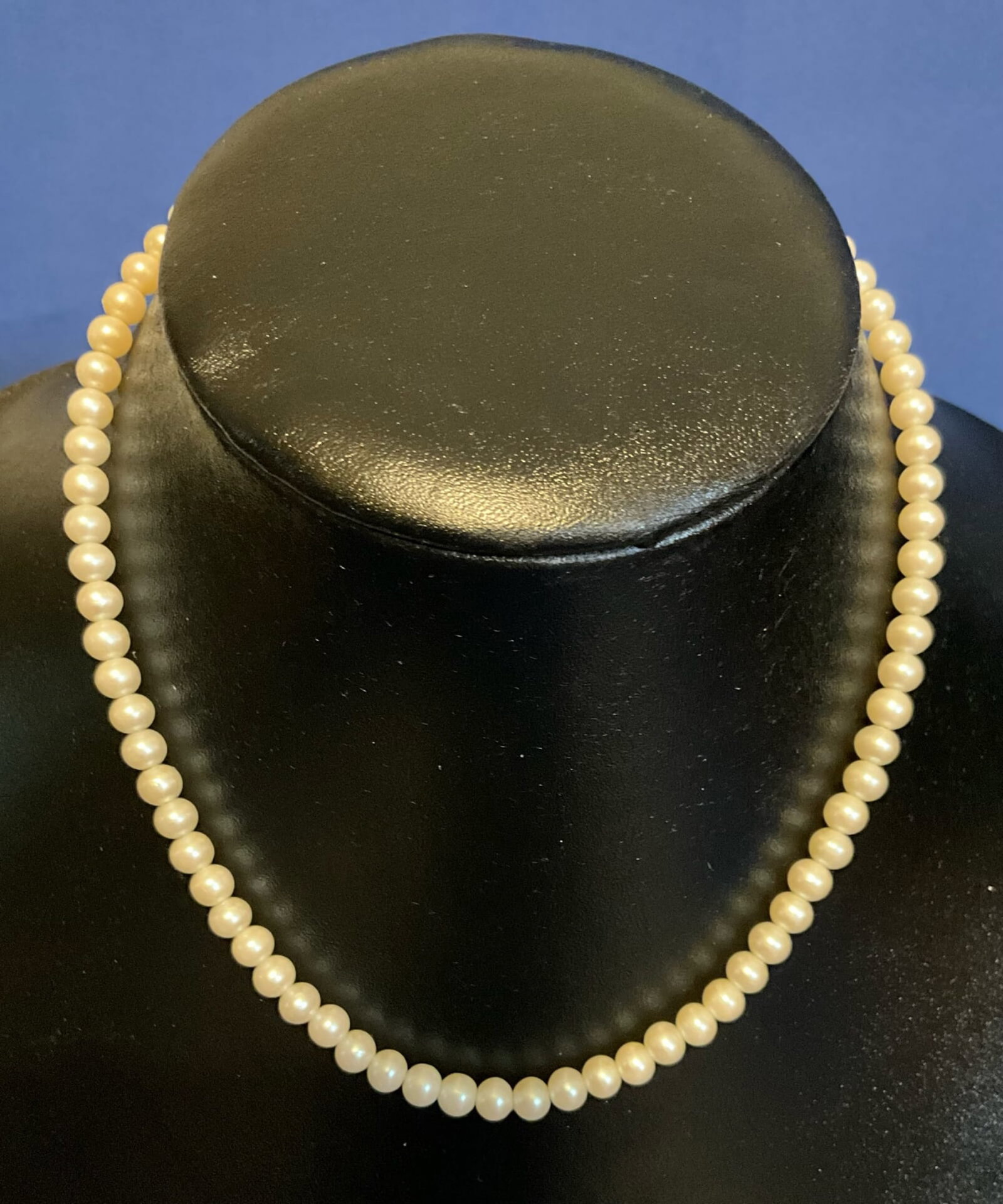 Vintage 15" long Cream Faux Pearl Necklace: Vintage 15" long Cream Faux Pearl Necklace