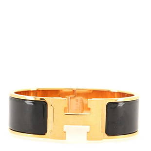 Hermes Clic H Bracelet Enamel Wide: Hermes Clic H Bracelet Enamel Wide Exterior Color: Black, Gold Collateral: Box, Pouch Store Location: Online Only Material: Enamel, Metal CLAIR CODE: BT.HM.CIHR.ENML.WI Item No: