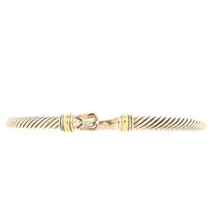 David Yurman Cable Buckle Bracelet Sterling Silver and 18K Yellow Gold 4mm: David Yurman Cable Buckle Bracelet Sterling Silver and 18K Yellow Gold 4mm Collateral: Pouch Ref. no: BT.DYU.CECT.SIDU.4MM Item No: 135697/2 SIZE AND FIT: Circumference: 6.5 ", Width:
