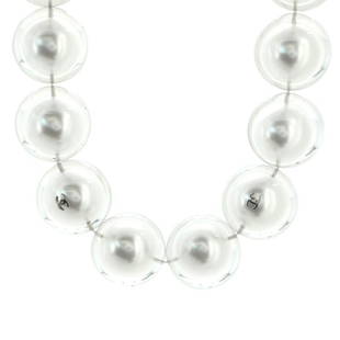 Chanel CC Necklace Acrylic and Faux Pearls Short: Chanel CC Necklace Acrylic and Faux Pearls Short Exterior Color: Clear, White Collateral: Box: Protective Case Material: Acrylic, Faux Pearl Item No: 121929/41 Brand Code: A17 K 