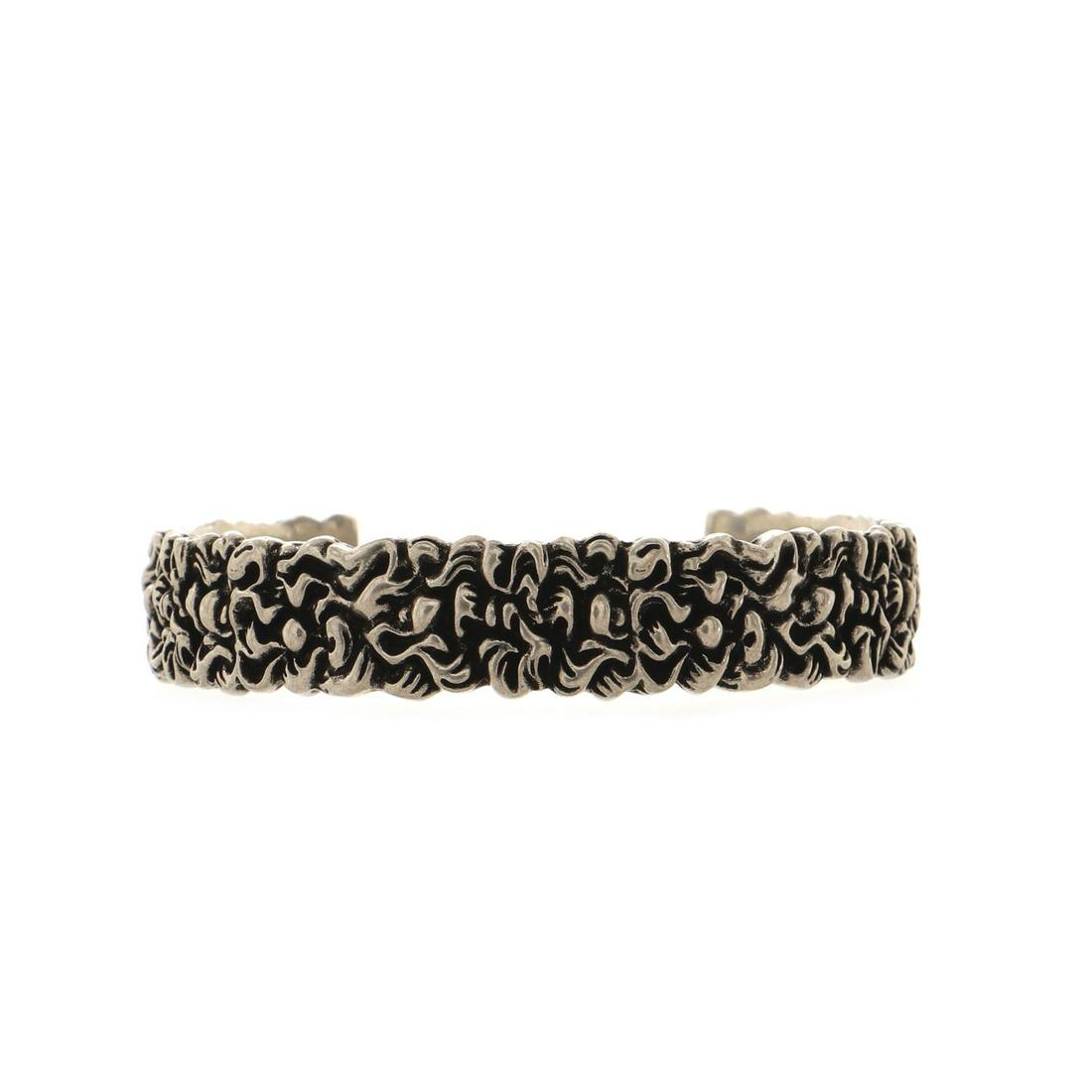 Gucci Lion Mane Cuff Bracelet Engraved Metal Medium: Gucci Lion Mane Cuff Bracelet Engraved Metal Medium Exterior Color: Silver Collateral: Signed Box, Signed Pouch Material: Aged Silver SKU: BT.GC.LFIT.ENGM.ME Item No: 103306/8 SIZE AND FIT: Circum