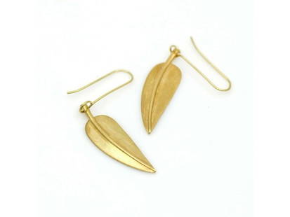 Tiffany & Co. Vintage Angela Cummings Leaf Hook Earrings In 18k Gold: Tiffany & Co. Vintage Angela Cummings Leaf Hook Earrings In 18k Gold Product Code: 203861959947-E Brand: Tiffany & Co Condition: Pre-Owned Model: 203861959947-E Item Specifics: Base Metal: Gold <b