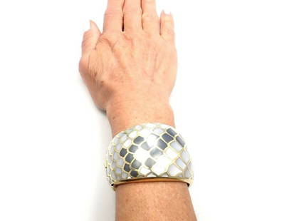 Angela Cummings 18k Gold Mother Of Pearl Snakeskin Wide Bangle Bracelet 1984: Angela Cummings 18k Gold Mother Of Pearl Snakeskin Wide Bangle Bracelet 1984 Product Code: 133001785692-E Brand: Angela Cummings Condition: Pre-Owned Metal: gold Stone: Mother Of Pearl Model: 1330