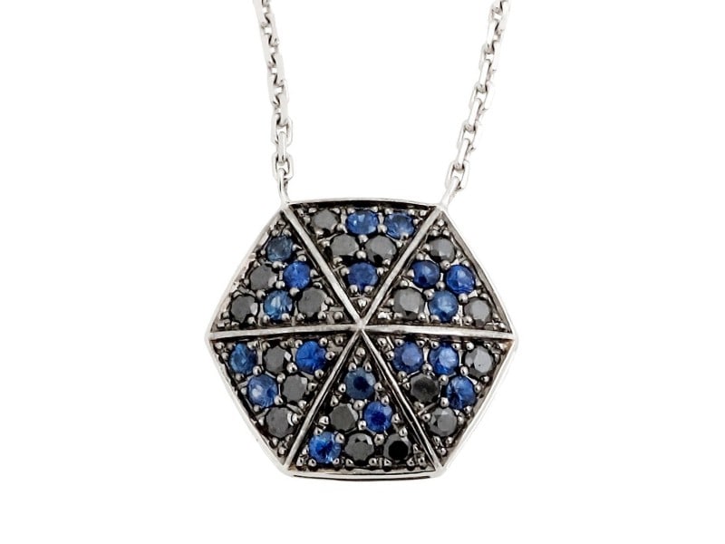 Stephen Webster 18K White Gold with Blue Sapphire & 0.49ct Black Diamond Necklace: Stephen Webster 18K White Gold with Blue Sapphire & 0.49ct Black Diamond Necklace Product Code: 332447135792-E Brand: Stephen Webster Condition: Never Worn Metal: White Gold Stone Size and Fit: Wi