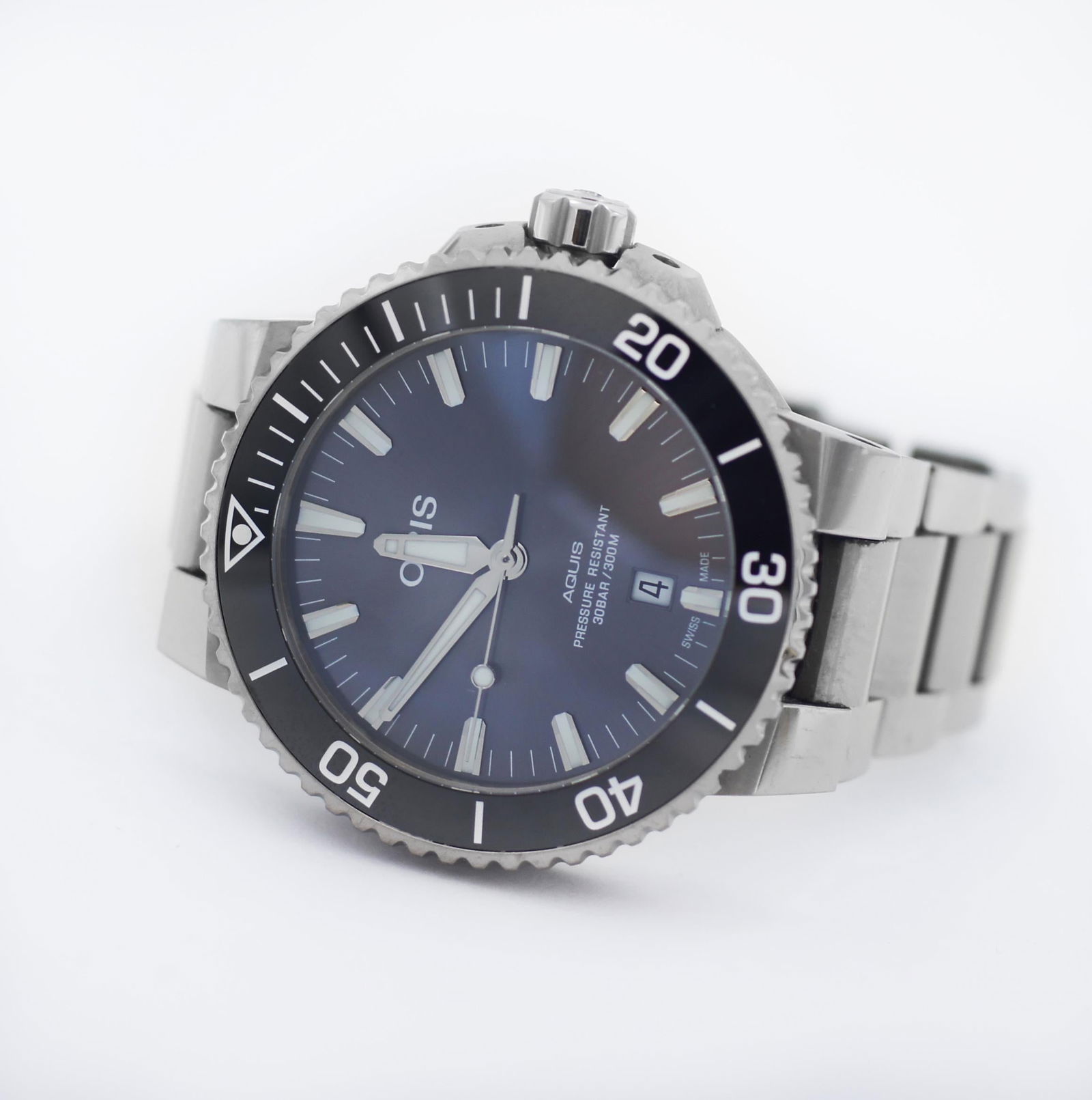 ORIS Aquis Date Grey Dial: ORIS Aquis Date Grey Dial Titanium Men's Watch BRAND: Oris Case Material: Titanium Movement: Automatic Case Dimensions: Diameter: 1.66 in (42 mm) Period: 21st Century Date of Manufacture: 2000s <b
