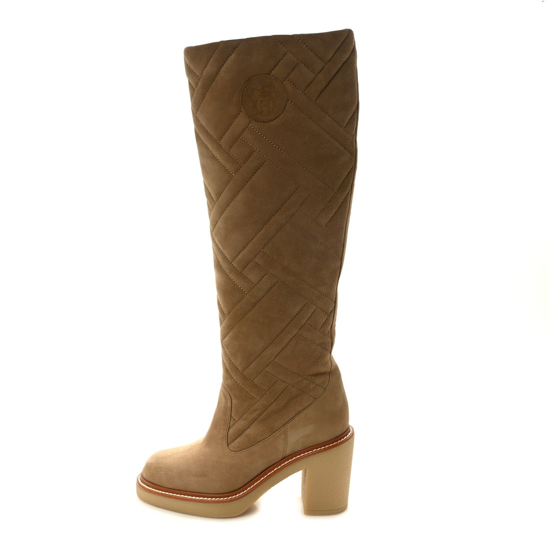 Hermes Suede Goatskin Quilted Fjord: Hermes Suede Goatskin Quilted Fjord Boots 36.5 Beige Gobi Brand: HERMES Condition: Excellent Condition Details: Exterior: Faint scuffs, surface wear, 2 dust bags Size: 36.5 EU Shaft: 11 in Heel: