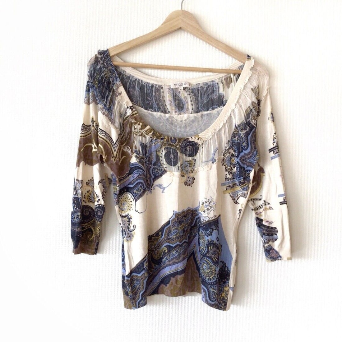 Auth ETRO - Cream Navy Multi: Auth ETRO - Cream Navy Multi Cutsew Condition: Pre-owned Brand: ETRO Style: Cutsew Color: Cream, Navy, Multi Material: Please see the photo of the quality tag ConditionRank: 6 Department: