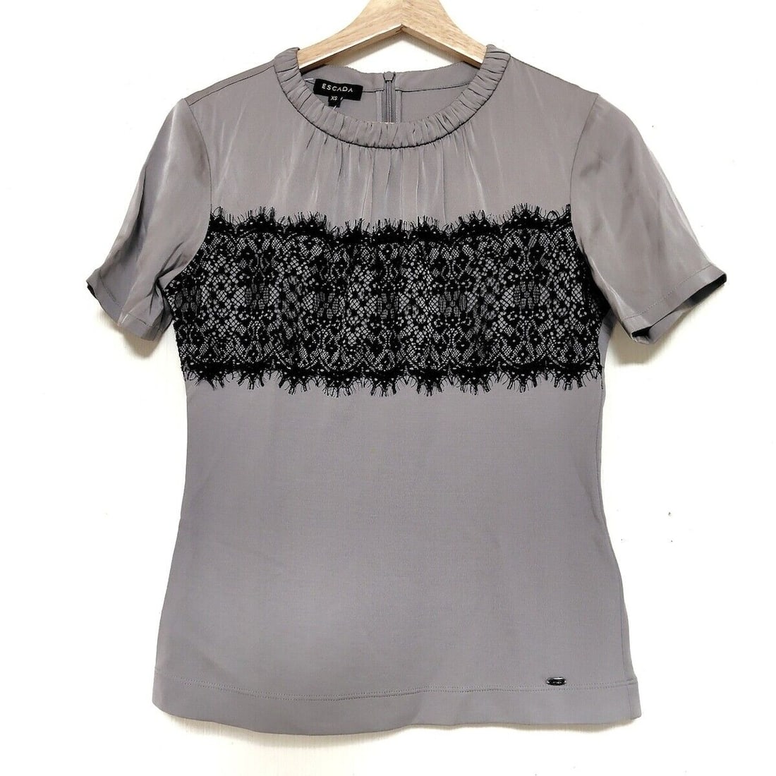 Auth ESCADA - Beige Black: Auth ESCADA - Beige Black Cutsew Condition: Pre-owned Brand: ESCADA Style: Cutsew Color: Beige, Black Material: Please see the photo of the quality tag ConditionRank: 6 Department: <b