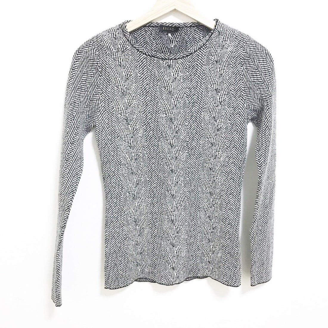 Auth ESCADA - Black White: Auth ESCADA - Black White Sweater Condition: Pre-owned Brand: ESCADA Style: Sweater Color: Black, White Material: Please see the photo of the quality tag ConditionRank: 6 Department: