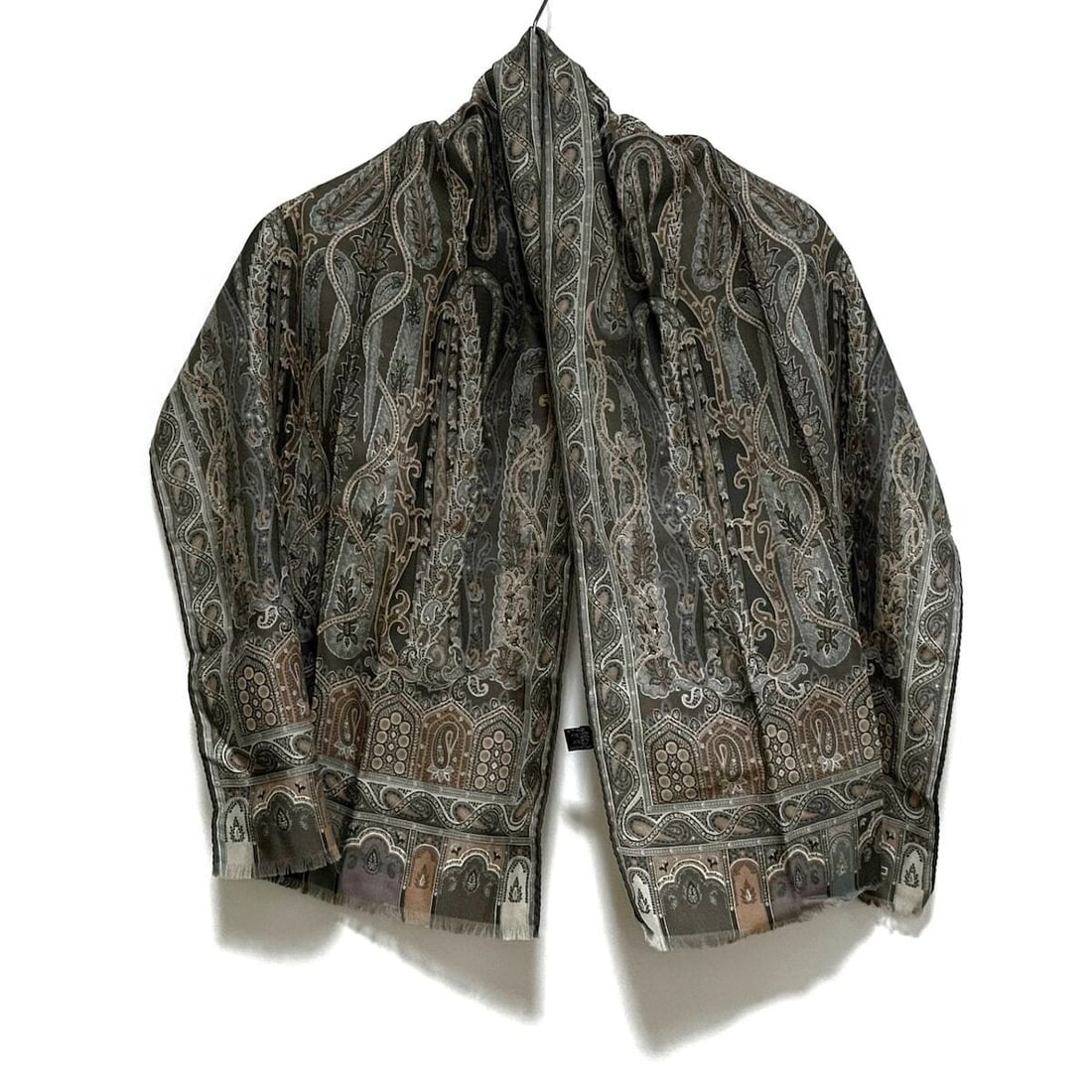 Auth ETRO - Light gray Light: Auth ETRO - Light gray Light Pink Multi Wool Silk Scarf Condition: Pre-owned Brand: ETRO Style: Scarf Color: Light gray, Light Pink, Multi Material: Wool, Silk Accessories: None Condition