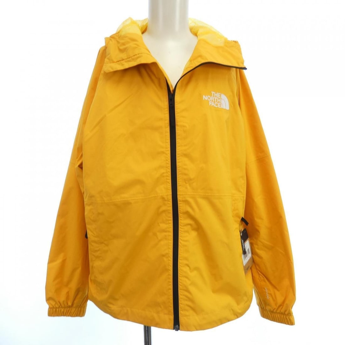 Authentic THE NORTH FACE Down Jackets: Authentic THE NORTH FACE Down Jackets #241-003-542-7686 Condition: Pre-owned Brand: THE NORTH FACE Style: JACKET Color: Orange Outer Shell Material: See Image Gender: Ladies Size: M <