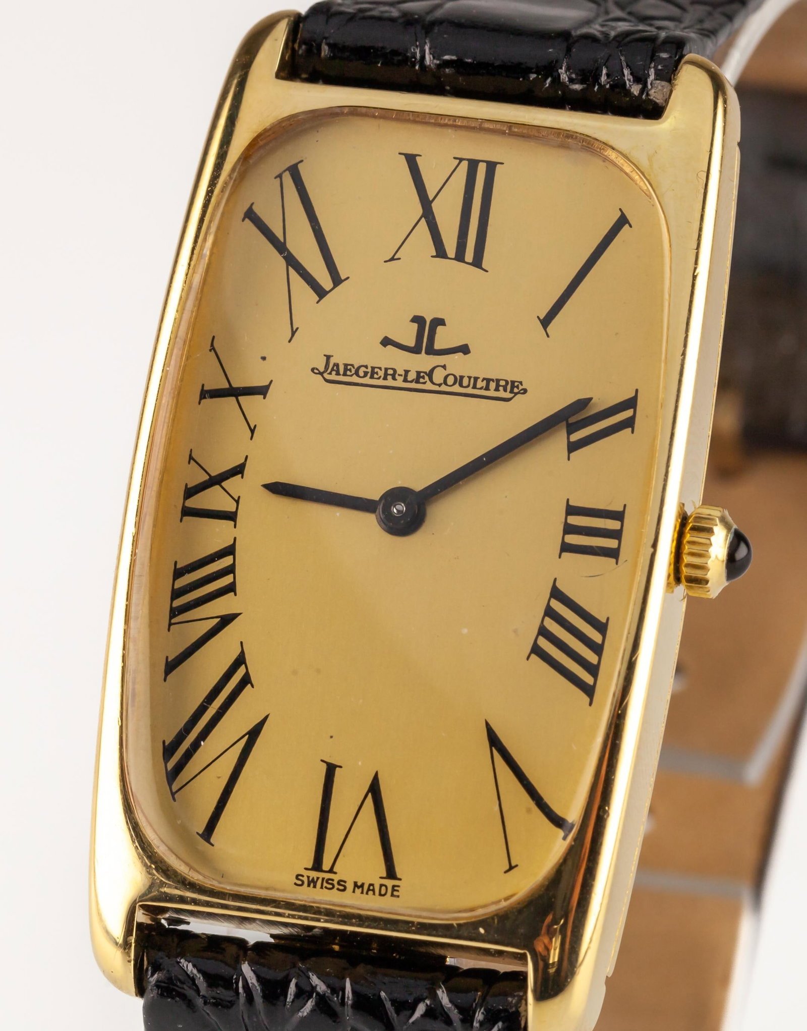 Jaeger-LeCoultre Mens 18k Yellow Gold Tonneau: Jaeger-LeCoultre Mens 18k Yellow Gold Tonneau Dress Watch Original Box 9107.21 Brand: Jaeger-LeCoultre Case Material: 18k Gold, Yellow Gold Stone: Sapphire Stone Cut: Cabochon Weight: 37.8 g Strap