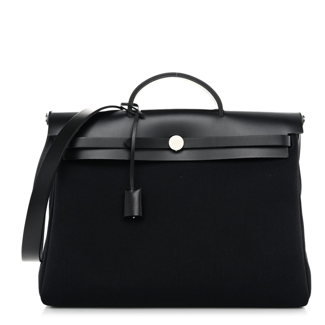 Hermes Military Toile Vache Hunter Herbag: Hermes Military Toile Vache Hunter Herbag Zip 39 MM Black Brand: HERMES Condition: Excellent Condition Details: Exterior: Scuffs, surface wear, Handle: Creases, scuffs, Hardware: Scratch(es), Interior